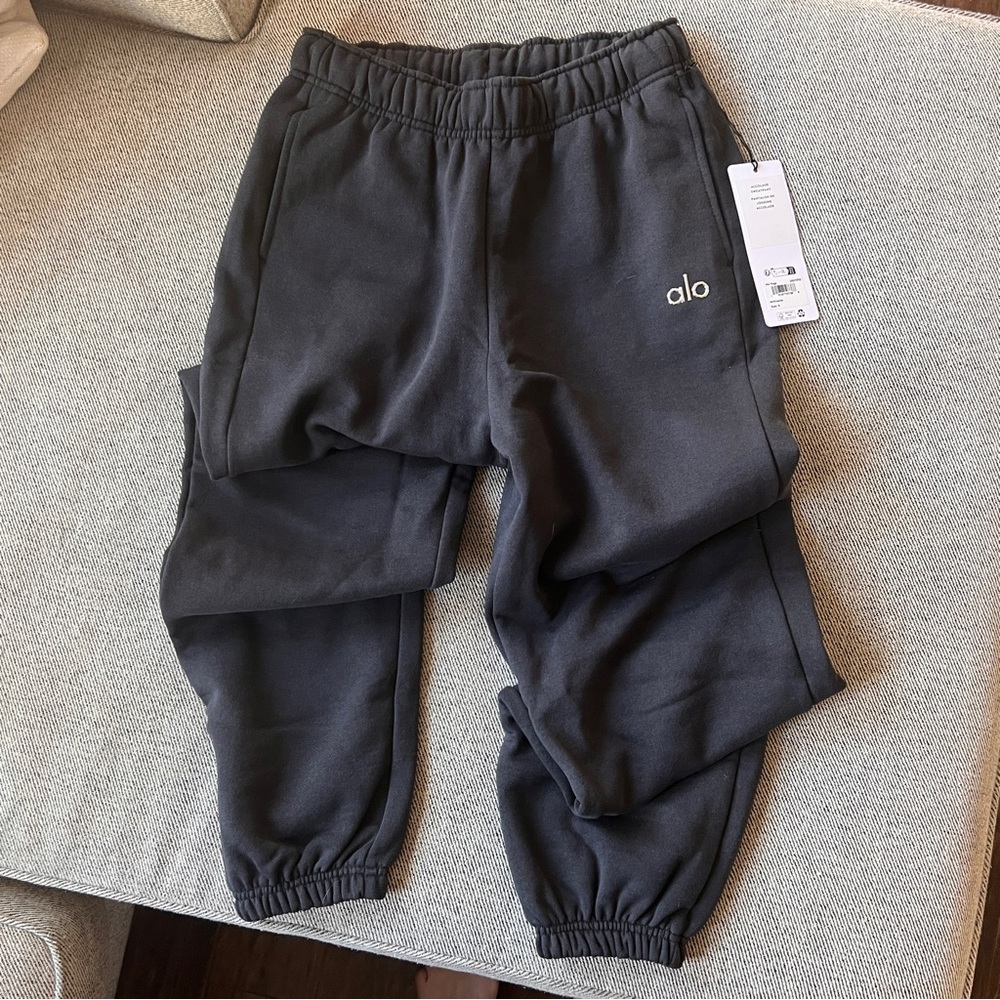 Alo Yoga Accolade sweatpants in Anthrocite BNWT, size Small